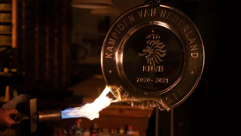 Аякс расплавил 35-й чемпионский титул, сделав из него десятки тысяч звездочек для фанатов (Видео)