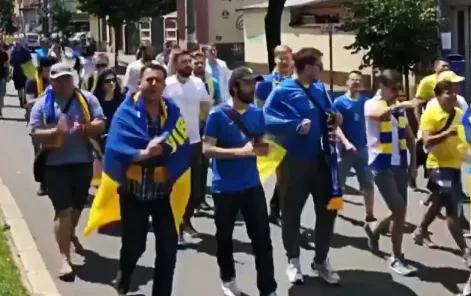  Украинские фанаты спели народную песню на улицах Бухареста в преддверии матча с Северной Македонией (Видео)