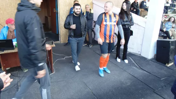 Цвета Шахтера и толпы фанатов: располневший Алиев вернулся в футбол, оформив дубль за аматорский клуб