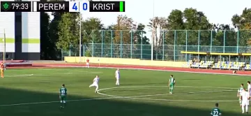  Нападающий Перемоги Валеев забил гол со своей половины поля в ворота Кристалла