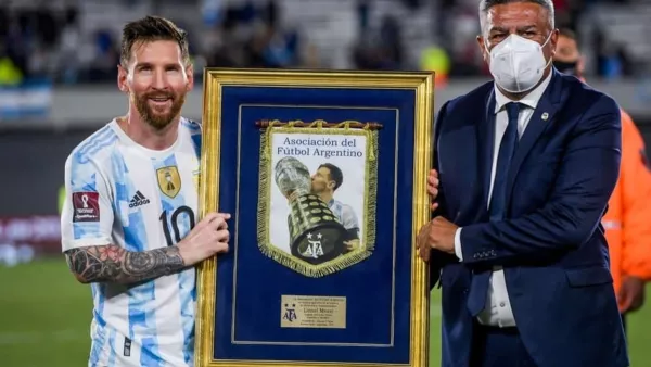 Месси получил награду лучшего бомбардира в истории Южной Америки после забитого мяча в ворота Уругвая