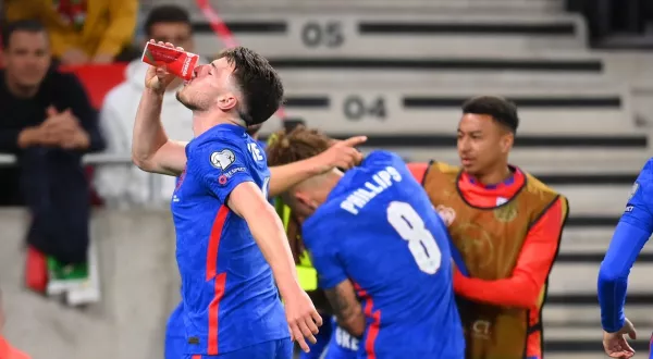 Видеообзор матча Венгрия – Англия – 0:4: Райс отпраздновал забитый гол выпитым стаканом венгерского пива