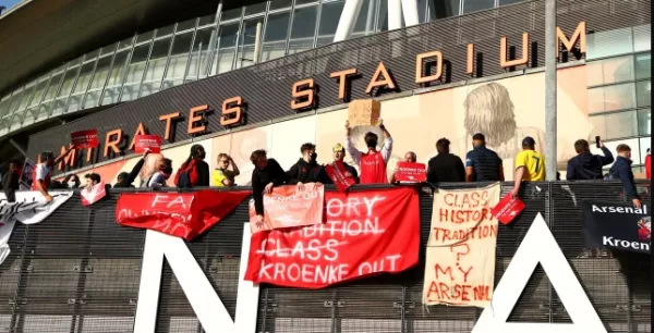 Фанаты Арсенала устроили акцию протеста против владельца клуба (Видео)
