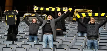 Шведские фанаты устроили протест из-за решения допускать на стадион лишь восемь человек (Видео)