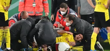Защитник Боруссии Дортмунд получил серьезную травму и покинул поле на носилках (Видео) 