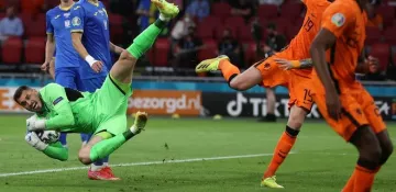 УЕФА отметил сейвы Бущана, спасшие Украину от разгрома в первом тайме матча с Нидерландами