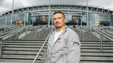Усик выходит на новое поле боя: чемпион мира сыграет в футбольном матче легенд