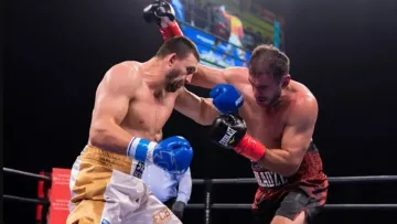 Видео скандального боя украинского супертяжеловеса, который дважды побывал в нокдауне, но в итоге победил техническим нокаутом