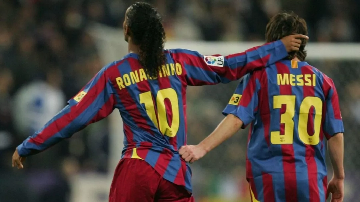 Ровно 17 лет назад Месси забил свой первый гол в футболке Барселоны, видео  божественного ассиста от легендарного Роналдиньо - FanDay
