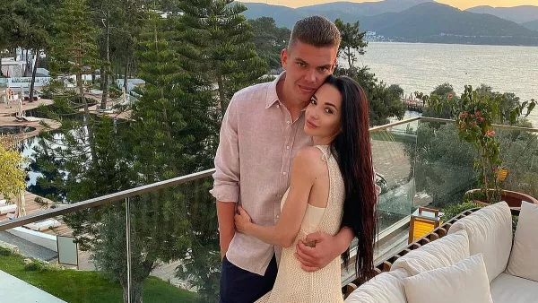 Райский уголок: игрок ФК Мариуполь опубликовал фото с обнаженной женой на Сейшелах