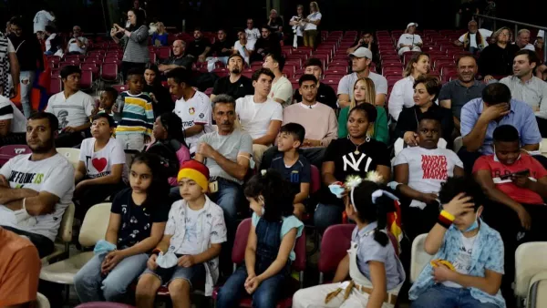 Хавбек сборной Германии Амири пригласил 170 беженцев из Афганистана на матч против Армении
