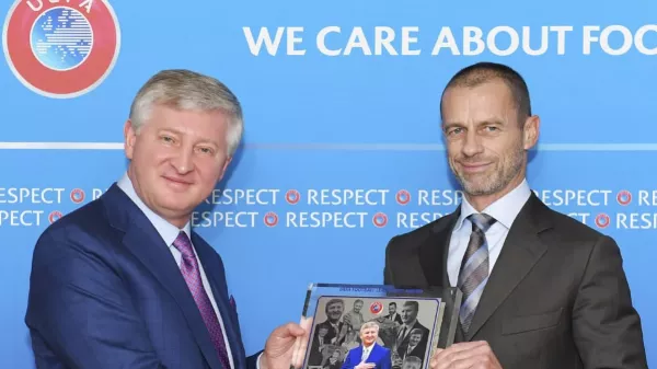 «Список завоеванных Шахтером трофеев впечатляет»: президент УЕФА Чеферин вручил Ахметову специальную награду