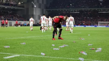 Закидали бутылками: матч Албания – Польша прерывался из-за поведения болельщиков