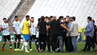 Матч Бразилия - Аргентина прерван: на поле появилась полиция, чтобы задержать аргентинских игроков, нарушивших правила карантина