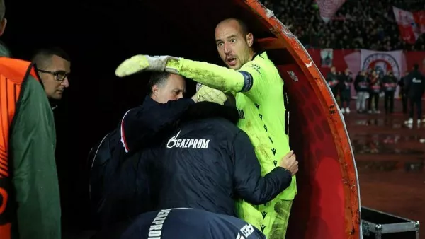 Фанаты устроили беспорядки после матча Лиги Европы: тренеру Црвены Звезды разбили голову