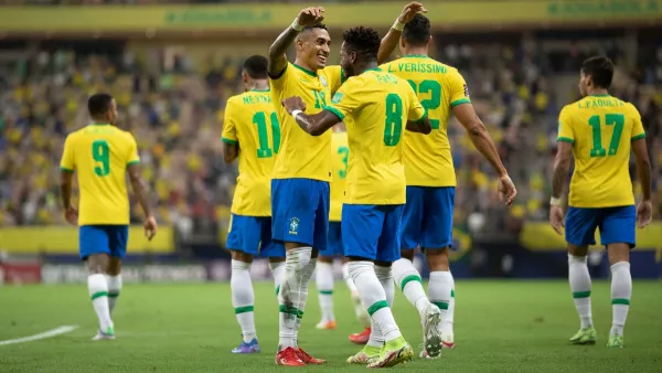Дубль Рафиньи помог Бразилии разгромить Уругвай, Аргентина победила Перу в отборе ЧМ-2022