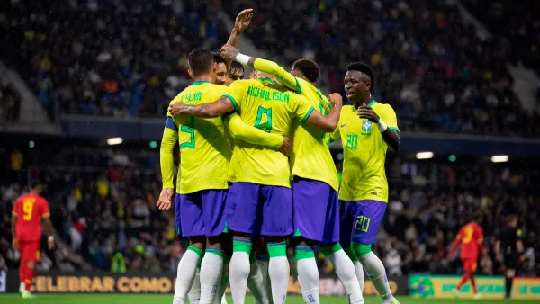Забросали бананами: Неймар и сборная Бразилии подверглись расизму в матче с Тунисом – видео инцидента