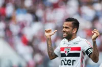 Экс-защитник Барселоны Алвес отказался играть за Сан-Паулу, пока ему не выплатят долг по зарплате
