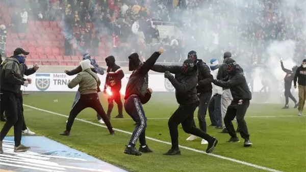 Матч Кубка Франции был прерван из-за беспорядков на стадионе