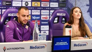 Новичок Фиорентины съел взглядом красотку-журналистку: видео с пресс-конференции, где футболист поступил как мужчина