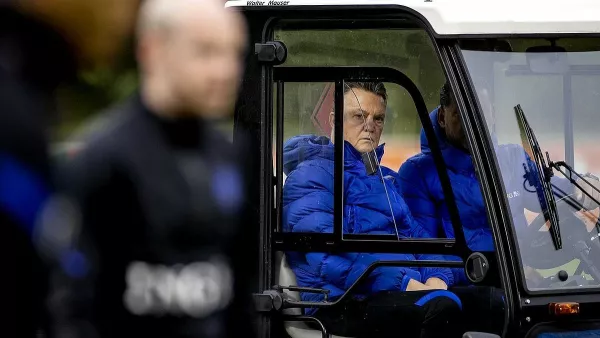 Ван Гал попал в инвалидное кресло перед важным матчем отбора ЧМ-2022 с Норвегией