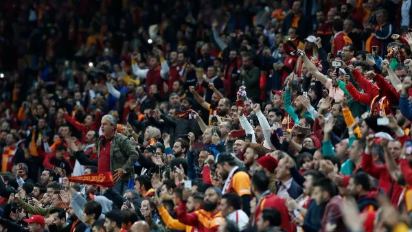 Отомстили за пропущенный мяч: болельщики Галатасарая напали на фанатов Локомотива во время матча Лиги Европы 