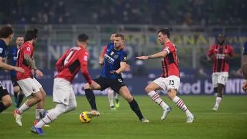 Дубль поклонника Шевченко за три минуты принес Милану волевую победу над Интером и второе место в Серии А: видеообзор матча