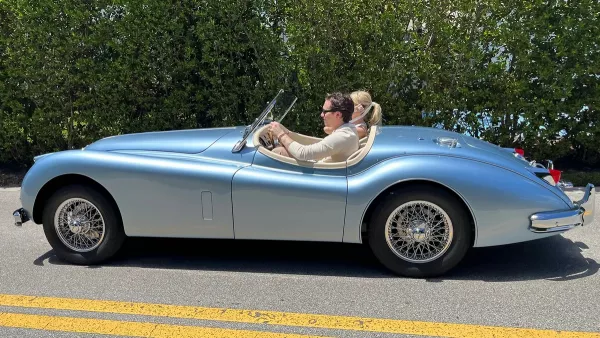 Бекхэм побаловал сына и невестку шикарным автомобилем на свадьбу: фото классики за полмиллиона долларов