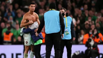 После матча сборной Португалии Роналду подарил девочке футболку, которая прорвалась на поле к кумиру