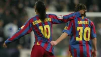 Ровно 17 лет назад Месси забил свой первый гол в футболке Барселоны, видео божественного ассиста от легендарного Роналдиньо