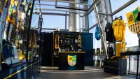 Для иностранных гостей Харькова: Папа Гуйе в аэропорту открыл третий магазин фирменной атрибутики Металлиста 
