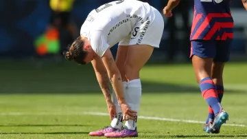 Новозеландская футболистка оформила «идеальный» хет-трик в ворота своей сборной и еще до перерыва покинула поле в слезах