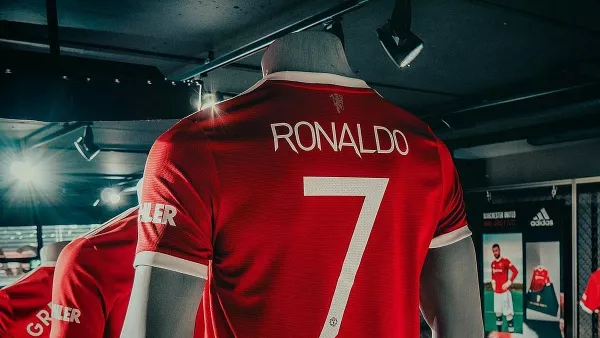 Манчестер Юнайтед за 12 часов продал футболки Криштиану Роналду на сумму 45 миллионов долларов