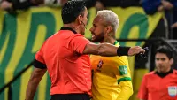Неймар набросился на арбитра во время матча отбора ЧМ-2022 с Колумбией: бразильцу удалось избежать наказания