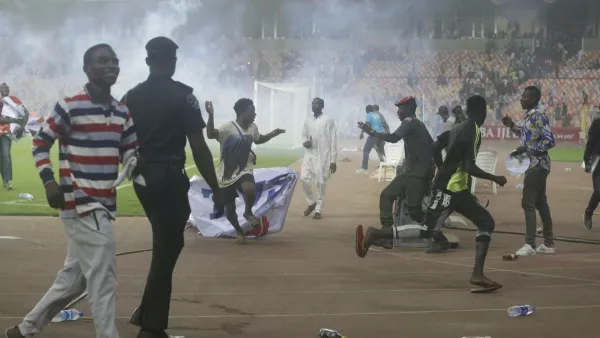 Фанаты сборной Нигерии выбежали на поле и создали беспорядки из-за невыхода на ЧМ-2022: видео погрома