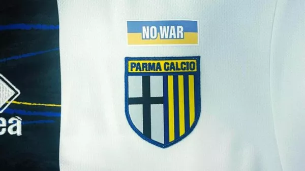Итальянский клуб продает футболки с флагами Украины: деньги пойдут пострадавшим украинцам от войны с Россией