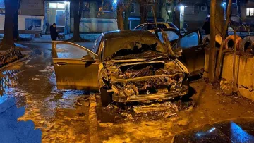 Неизвестные сожгли автомобиль директора клуба из Второй лиги: фото с места происшествия в Днепре