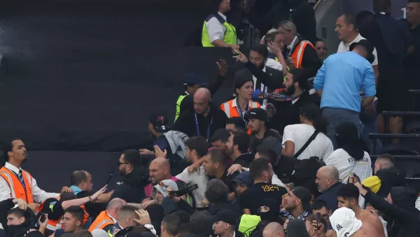 При задержании фанатов Марселя на матче с Тоттенхэмом был ранен полицейский: видео инцидента в Лондоне