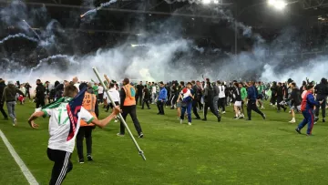 Досталось и футболистам, и руководству: огненные беспорядки болельщиков Сент-Этьена, возмущенных вылетом команды из Лиги 1