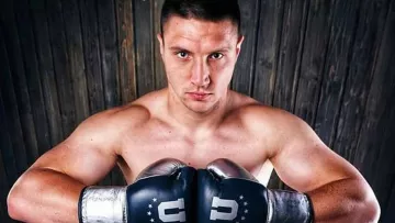 Украинский боксер Сиренко нокаутировал россиянина Устинова в первом раунде, защитив титул WBC Asia