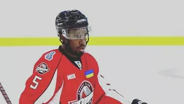 Темнокожий хоккеист Донбасса покинул чемпионат Украины после расистского скандала с бананом 