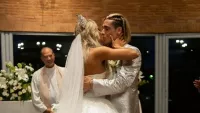 Аргентинский нападающий Александрии женился: завораживающие фото шикарной пышногрудой избранницы игрока