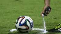 120 миллионов долларов компенсации: ФИФА хотела «кинуть» на деньги создателей футбольного спрея для судей