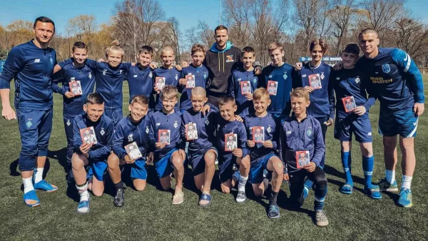 Поддержка в трудное время: Кендзера посетил воспитанников академии Динамо в Польше