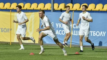 Молодежная сборная Украины начала сбор перед стартом отбора Евро-2023 с Супрягой и Судаковым, но без Кухаревича