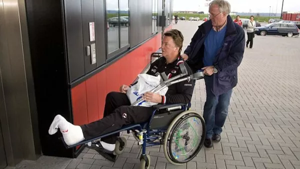 «Мне очень больно, но мозг еще работает»: Ван Гал хочет заявиться на матч сборной Нидерландов в инвалидном кресле 