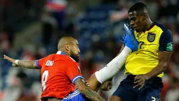 Видео эпизода: Видаль получил красную карточку за удар ногой в голову сопернику в матче Чили - Эквадор 