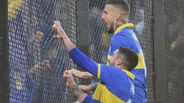 Сине-желтое безумие: игроки Бока Хуниорс после победного гола Ривер Плейт пытались прорваться к своим фанатам