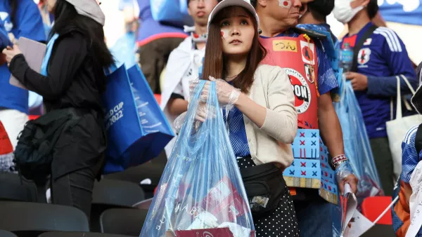 Японцы на высоте, несмотря на поражение: болельщики убрали мусор с трибуна после игры с Коста-Рикой на ЧМ 2022