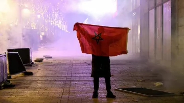 Фанаты сборных Марокко и Франции на радостях начали крушить магазины в Париже: полиции пришлось применить газ